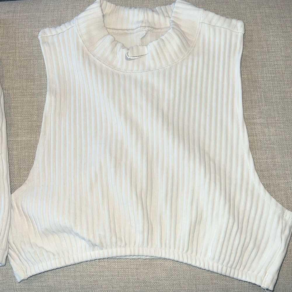 Nike short set color oatmeal. Set is very comfy, waist band and pockets.
